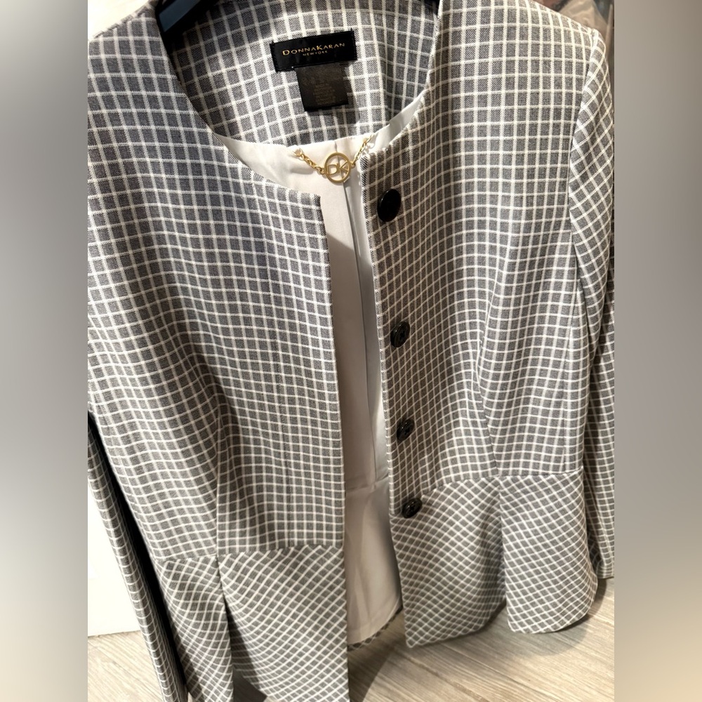 Brand new Donna Karan blazer size 6
